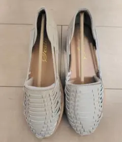 「新品未使用」柔らか編み込みメッシュグルカサンダル　アイボリー