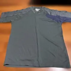 adidas グレー Vネック Tシャツ