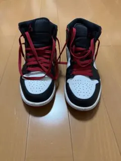 Nike Air Jordan 1 Mid Black White Redのサムネイル