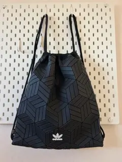 adidas 幾何学模様 ブラックバックパック