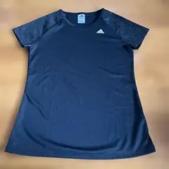 adidas ブラック 半袖Tシャツ