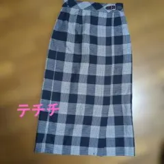 ネイビーとホワイトのチェック柄タイトスカート