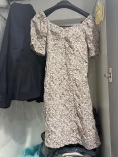 花柄オフショルダーリボン付きミニワンピース，ワンショルダーの着方，後ろの腰が漏れ