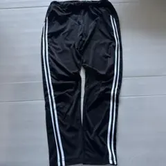 黒のジャージパンツ サイドストライプ