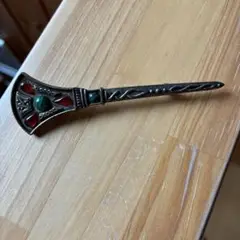 装飾的な金属製ブローチ