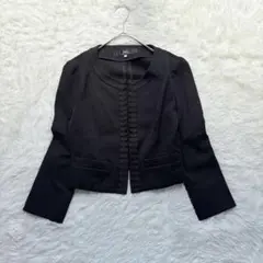 イネド【7】フロントフリル ノーカラージャケット ブラック コンパクト 大人綺麗