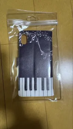 ピアノ鍵盤と猫の手帳型ケース