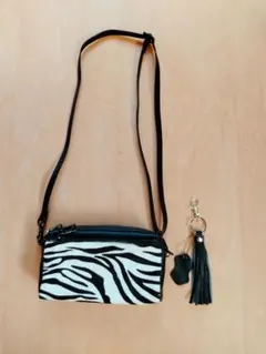 美品　COOCO　本革ショルダーバッグ　ゼブラ柄のサムネイル
