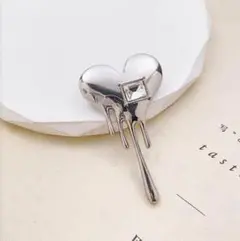 シルバーブローチ ハートモチーフ 個性派デザイン きれいめカジュアル　韓国Y2K