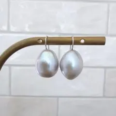 639大粒グレーバロックパール 揺れないフックピアス14mmサージカルステンレス