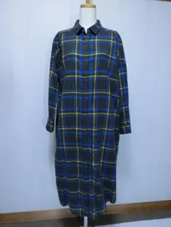 Ray BEAMS レイビームス　濃グレーにチェックで前開きの長袖ワンピース