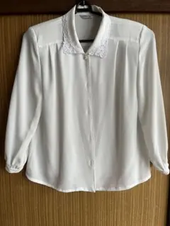 レース付き襟 ホワイト長袖シャツ　ブラウス　11号