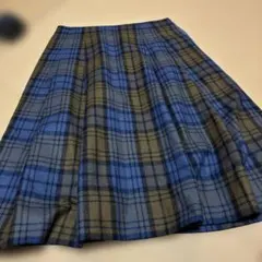 青と茶色のチェック柄プリーツスカート