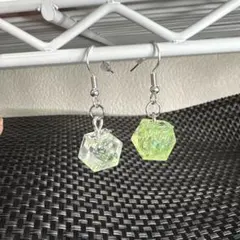 ハンドメイド 黄緑 六角形ピアス