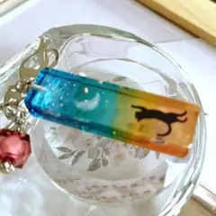 282 三日月夜空と猫のレジンキーホルダー