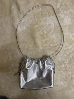 シルバー 巾着型ショルダーバッグ　ローリーズファーム