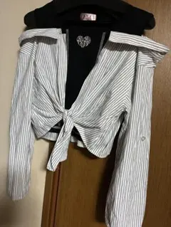 オフショルダー長袖シャツ 白グレーストライプ