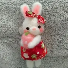 羊毛フェルト・いちご大好きうさ子ちゃん