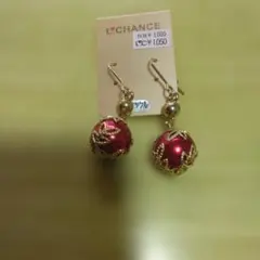 赤いボール型ピアス　　　ス