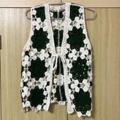 グリーンとホワイトのかぎ針編みベスト