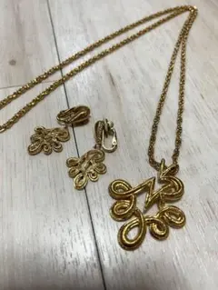 Nina Ricci ゴールドカラー ロングネックレス ロゴモチーフのサムネイル