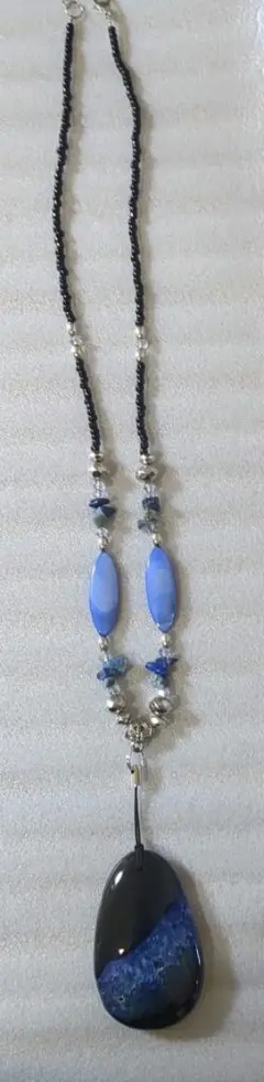 天然石 黒と青 ペンダントネックレス