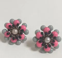 花形デザイン スタッドピアス ピンク グレー