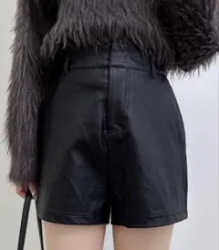 レザーショートパンツ