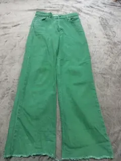 緑のワイドレッグデニムパンツ