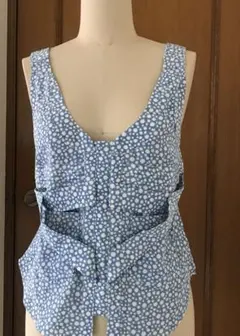 新品　バレンシアガの トップスのサムネイル