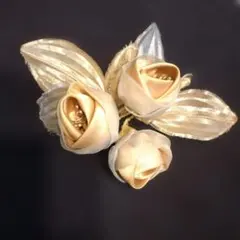 ゴールドバラのコサージュ