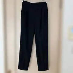 黒のプリーツ入りテーパードパンツ　グローバルワーク