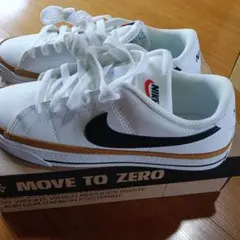 Nike MOVE TO ZERO ホワイトスニーカー