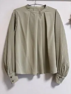 N.Natural Beauty Basic ゴールドボタンプリーツブラウス
