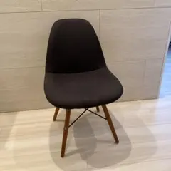 モダンなダークグレーの椅子