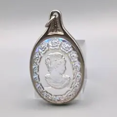 美しいカメオデザインのシルバートーンペンダントトップ