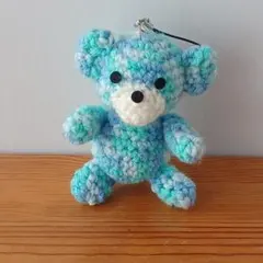青と水色のクマ型あみぐるみ