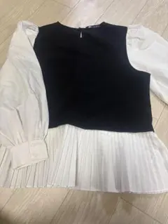 黒と白のプリーツ付き長袖シャツ ZARA