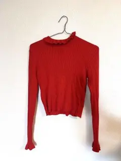 赤いリブ編みフリルネック長袖トップス