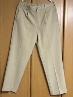 ユニクロ　メンズ　タックワイドパンツ　ベージュ系