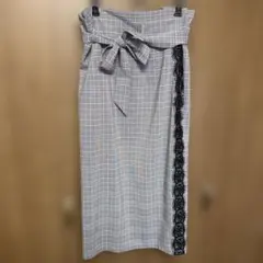 B セシルマクビー、グレー系チェック タイトスカート レース付き