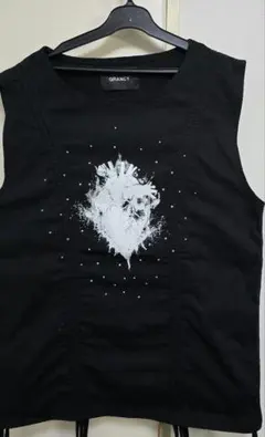 【GRANCY】シャーリングデザインラインストーングラフィックノースリーブT