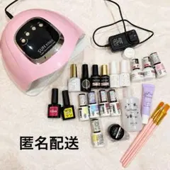 ネイルライトと多様なネイルポリッシュセット