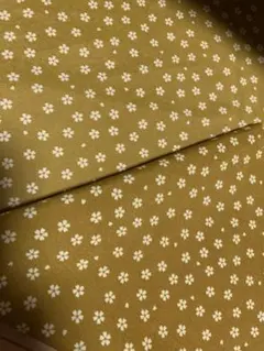 着物ハギレ　約33×53 芥子黄土色系にオフ白の小花　桜　花尽くし花づくし