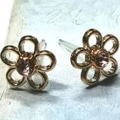 ピアス　レディース　両耳ピアス　両耳　お花　ゴールド　ストーン　樹脂ピアス　樹脂