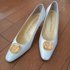 【美品】CHARLES JOURDAN ホワイトパンプス　22.5㎝のサムネイル