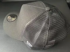 New Era ブラック トラッカーキャップ