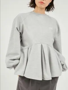 即完売商品　emmi atelier ペプラムラメ裏毛プルオーバーのサムネイル