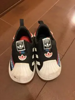 adidas キッズシューズ スリッポン 黒/赤