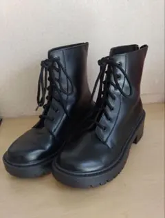 ブラック レースアップブーツ